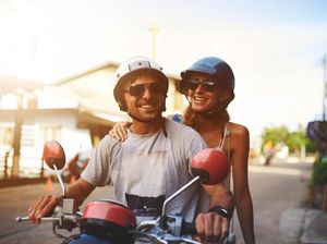 8 Cuitan Manis Indahnya Pacaran Naik Motor Ini Bikin Kamu Senyum Sendiri