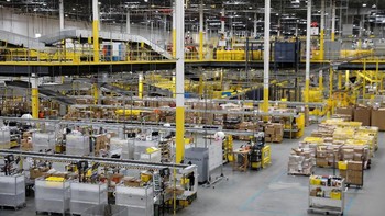 Ini adalah suasana salah satu gudang Amazon yang berlokasi di Robbinsville, New Jersey, Amerika Serikat pada 26 November 2018. Foto: Reuters