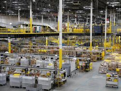 Mengintip Kesibukan Gudang Toko Online Antar 180 Juta Barang