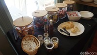 Kalau mau yang ringan saja, ada juga sereal dengan susu beserta roti dan selainya (Melisa/detikTravel)