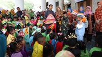 Tatu seperti ingin mengenang masa kecilnya yang penuh kebahagiaan bersama anak-anak. Momen tersebut juga dijadikan ajang untuk mengajak seluruh masyarakat agar mewujudkan perlindungan dan kesejahteraan anak. Pool/Pemkab Serang.