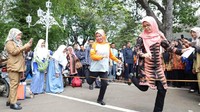 Bupati Serang Ratu Tatu Chasanah tampak bermain lompa karet. Pool/Pemkab Serang.