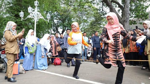 Bupati Serang Ratu Tatu Chasanah ikut memperingati Hari Anak Internasional. Ratu Tatu ikut serta dalam permainan tradisonal bersama anak-anak.
