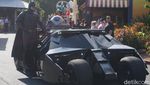 Foto: Bahagia Itu Salaman Sama Superman & Foto Bareng Catwoman