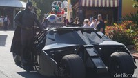 Batman bersama batmobilenya juga tak ingin ketinggalan. Traveler jangan ketinggalan momen ini untuk memotret aksi mereka ya! (Melisa/detikTravel)