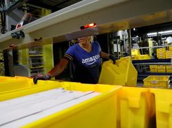 Mengintip Kesibukan Gudang Toko Online Antar 180 Juta Barang