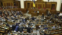 Parlemen Ukraina mendukung rencana kepresidenan untuk menerapkan undang-undang darurat militer, menyusul penangkapan tiga kapal angkatan laut beserta 22 awak kapal oleh militer Rusia pada Minggu waktu setempat. REUTERS/Valentyn Ogirenko.