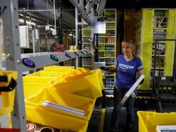 Mengintip Kesibukan Gudang Toko Online Antar 180 Juta Barang