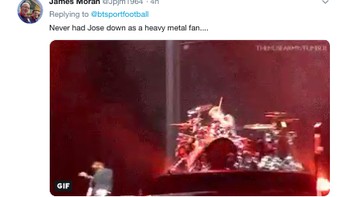 Aksi banting botol Mourinho disamakan bak seorang musisi melempar instrumen di atas panggung sebuah konser. (Foto: Internet/Twitter)