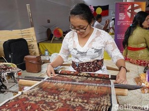 Tenun Tradisional RI Tiarap Digempur Produk Impor