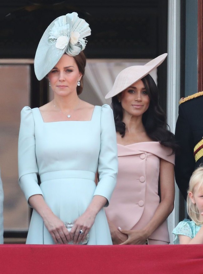 Kate dan Meghan di balkon Istana Buckingham saat acara Trooping The Colour pada JUni 2018. Tampak Meghan berdiri di belakang Duchess of Cambridge. Foto: Getty Images