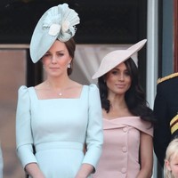 Kate dan Meghan di balkon Istana Buckingham saat acara Trooping The Colour pada JUni 2018. Tampak Meghan berdiri di belakang Duchess of Cambridge. Foto: Getty Images