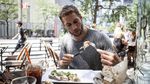 Dinobatkan Sebagai Chef Terseksi di Dunia, Ini Gaya Franco Noriega Saat Masak