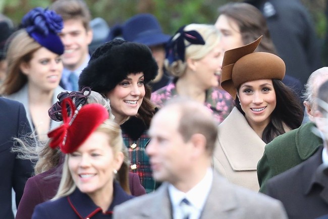 Ini momen pertama kali kebersamaan Kate dan Meghan tertangkap kamera, saat keduanya merayakan Hari Natal di Gereja St Mary Magdalene, Inggris, pada 25 Desember 2017. Foto: Getty Images