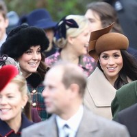 Ini momen pertama kali kebersamaan Kate dan Meghan tertangkap kamera, saat keduanya merayakan Hari Natal di Gereja St Mary Magdalene, Inggris, pada 25 Desember 2017. Foto: Getty Images