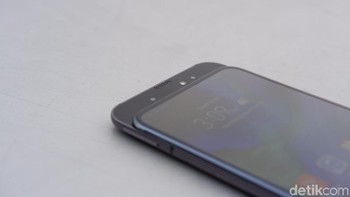 Ukuran kameranya sendiri 16 MP dengan aperture f/2.0. Tak hanya itu, tersemat pula dua kamera depth-sensing 2 MP dengan aperture f/2.4 dan IR 3D Face untuk membuka ponsel. Foto: Adi Fida Rahman/detikINET