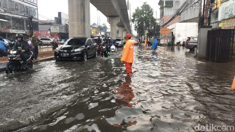 Dampak Hujan Deras, Sejumlah Titik di Jaksel Sempat Tergenang Dampak Hujan Deras, Sejumlah Titik di Jaksel Sempat Tergenang
