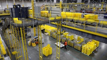 Amazon mengatakan ada 180 juta item barang dipesan oleh konsumen dalam kurun waktu 5 hari dari Thanksgiving sampai Cyber Monday. Berbagai gudang Amazon di Amerika Serikat pun sangat sibuk karenanya. Foto: Reuters