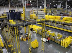 Mengintip Kesibukan Gudang Toko Online Antar 180 Juta Barang