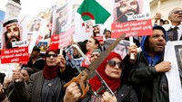Dalam aksinya, para demonstran meneriakkan slogan anti-MBS seperti Pembunuh tidak disambut di Tunisia dan Pemimpin Tunisia memalukan karena menerima MBS. Slogan-slogan lainnya berbunyi Rakyat ingin Bin Salman diadili. Foto: REUTERS/Zoubeir Souissi