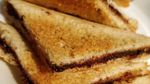 Siapa Mau Sarapan Roti Bakar Cokelat yang Legit Ini?