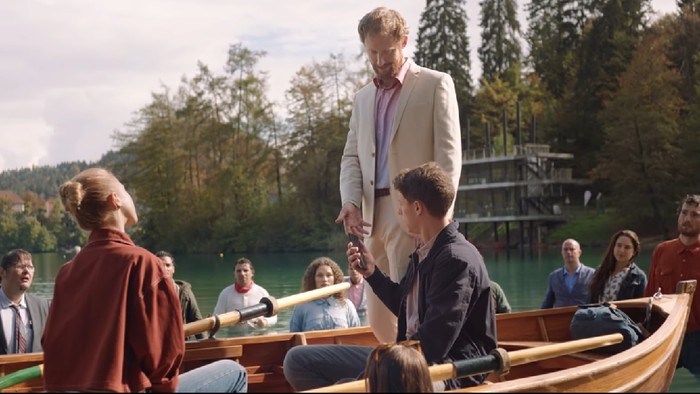 Iklan sosok asisten medsos yang termasuk dalam paket khusus hotel di Swiss (Foto: screenshot Youtube) Iklan sosok asisten medsos yang termasuk dalam paket khusus hotel di Swiss (Foto: screenshot Youtube)