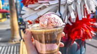 Kalau bosan dengan affogato biasa, maka bisa coba yang ini. Espresso double shoot disajikan dengan es krim rasa peppermint. Foto: Instagram