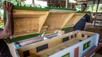 Peti mati berbentuk rumah untuk seorang pemilik kontrakan. (Foto: Fellipe Abreu/BBC)
