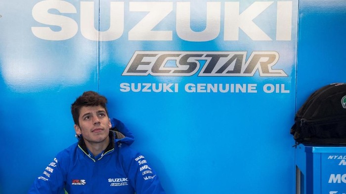 VALENCIA, SPAIN - NOVEMBER 20:  Joan Mir of Spain and Team Suzuki ECSTAR (R) speaks with mechanics in box during the MotoGP Tests In Valencia at Ricardo Tormo Circuit on November 20, 2018 in Valencia, Spain.  (Photo by Mirco Lazzari gp/Getty Images)