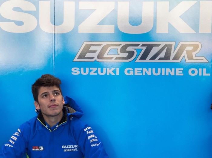 VALENCIA, SPAIN - NOVEMBER 20:  Joan Mir of Spain and Team Suzuki ECSTAR (R) speaks with mechanics in box during the MotoGP Tests In Valencia at Ricardo Tormo Circuit on November 20, 2018 in Valencia, Spain.  (Photo by Mirco Lazzari gp/Getty Images)
