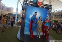 Berfoto dengan Superman dan Supergirl (Melisa/detikTravel)