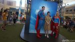 Foto: Bahagia Itu Salaman Sama Superman & Foto Bareng Catwoman