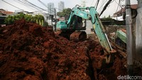 Penampakan satu unit alat berat yang diturunkan untuk mengerjakan proyek saluran air di kawasan Kemang Utara, Jakarta, Rabu (23/11/2018).