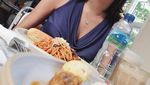 Tetap Cantik Saat Makan, Ini Pose Kulineran ala Adik Maudy Ayunda