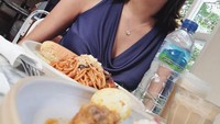 Belum lama ini Amanda menamatkan sekolahnya di Kings College London. Pemilik senyum manis ini ternyata hobi kulineran. Salah satu menu favoritnya adalah pasta berbalut saus bolognese. Foto: Instagram akhairunnisa