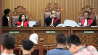 Pantauan detikcom di lokasi, sidang perkara tetap berjalan di ruang-ruang pengadilan.