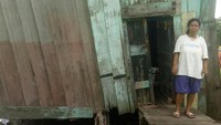 Sumiyadi pun hanya bergaji Rp 70 ribu. Namun gaji itu tidak setiap hari dia dapat, sehingga dia harus dibantu oleh istrinya yang bekerja sebagai buruh cuci. 