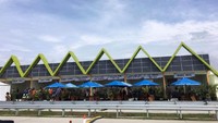 Pembangunan jalan tol juga akan mengakomodasi pengembangan dan pemasaran produk-produk lokal di rest area tol sehingga tidak hanya diisi oleh produk-produk asing. Contohnya di rest area KM 538 Tol Sragen-Ngawi yang diidominasi kuliner lokal seperti Soto Kwali, Lontong Opor, Soto Madura, Baso Malang. Istimewa/Kementerian PUPR.