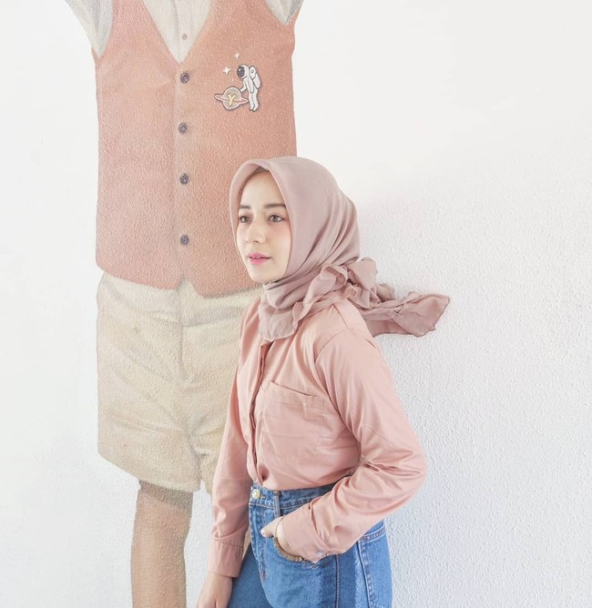Nabilla juga tampak menyukai warna-warna lembut. Dalam beberapa foto yang ia unggah, terlihat beberapa warna hijab favoritnya yaitu dusty pink dan mauve. Foto: Instagram/nabillamarta