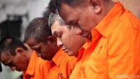 Atas perbuatannya, para pelaku ini bakal dijerat pasal 114 ayat 2 subsider pasal 112 ayat 2, jo pasal 132 ayat 1 UU RI no 35 tahun 2009, tentang narkotika dengan ancaman maksimal hukuman mati atau kurungan penjara seumur hidup.