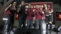 Suryanation Motorland Committee Rizky Dwianto (dua kiri), Hendyanto (tengah) dan Ferry Ariawan (dua kanan) memberikan keterangan kepada media terkait partisipasi menghadiri 2 Event Motor Terbesar di Eropa, di Jakarta, Selasa (27/11) malam. Pool/Suryanation Motorland. 