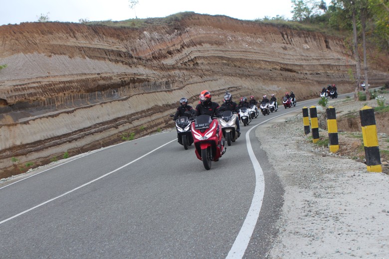 Geber Honda PCX di Flores. Foto: Dok. AHM Geber Honda PCX di Flores. Foto: Dok. AHM