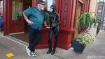 Foto: Bahagia Itu Salaman Sama Superman & Foto Bareng Catwoman