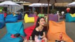 Gaya Keren Heksa Putri, Pramugari Cantik yang Doyan Ngeteh