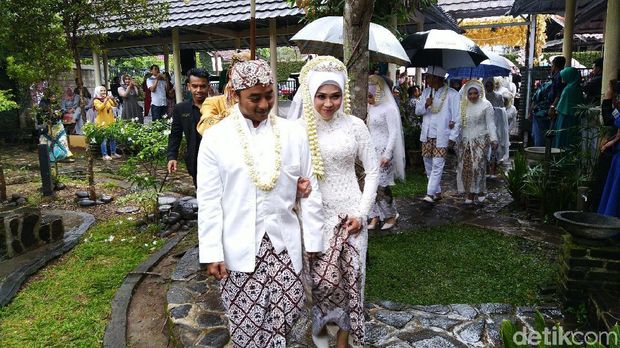 Bertemu di Terminal, Pasangan Driver Online Ini Ikut Nikah Massal