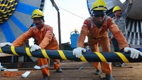 Pembangunan kabel laut tambahan untuk Kawasan Tiga Gili ini direncanakan selesai pada Desember 2018. Istimewa/PLN.