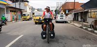 Tiba di Sukabumi, Bule Jerman Ini Keliling Dunia Pakai Sepeda