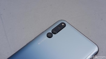 Honor memasang tiga kamera belakang pada jagoan terbarunya ini.  Foto: Adi Fida Rahman/detikINET