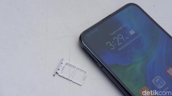 Slot dual SIM Card berada di sisi kiri. Foto: Adi Fida Rahman/detikINET