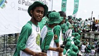 Sejumlah anak-anak tampak antre untuk menanam mangrove.
